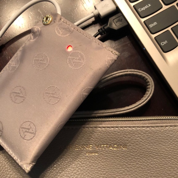 ADRIENNE VITTADINI charging wristlet wallet. - Picture 2 of 8